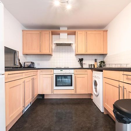Spacious Comfort Haven: 2-Bed Smart Stay with Free Parking Southampton Exterior photo