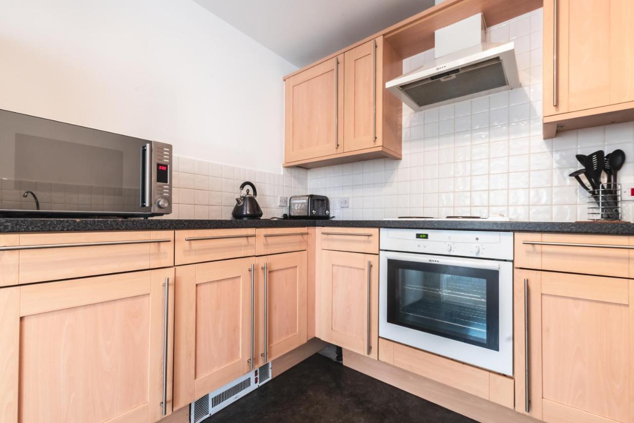 Spacious Comfort Haven: 2-Bed Smart Stay with Free Parking Southampton Exterior photo
